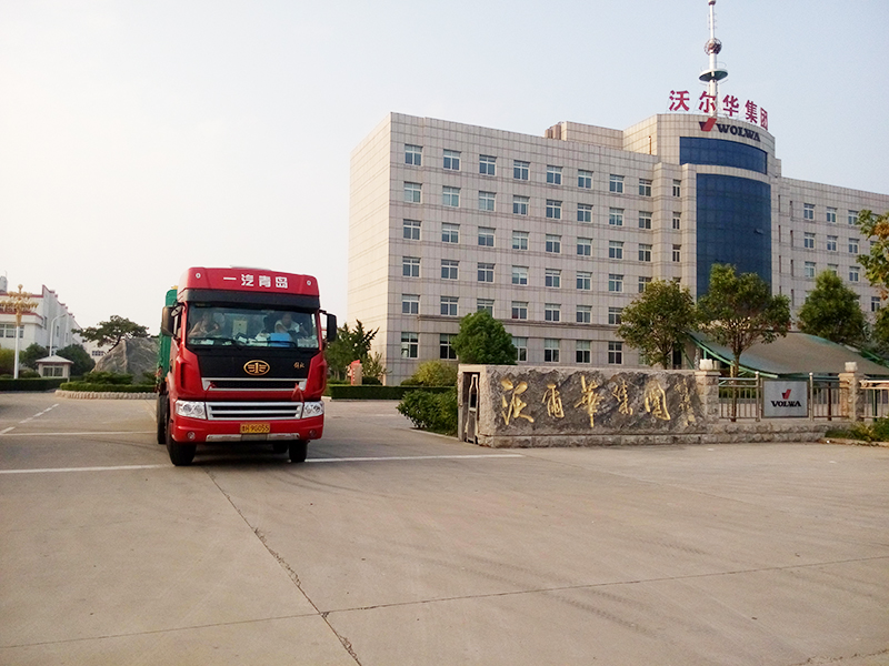 沃爾華集團2臺挖掘機裝車即將出口委內(nèi)瑞拉
