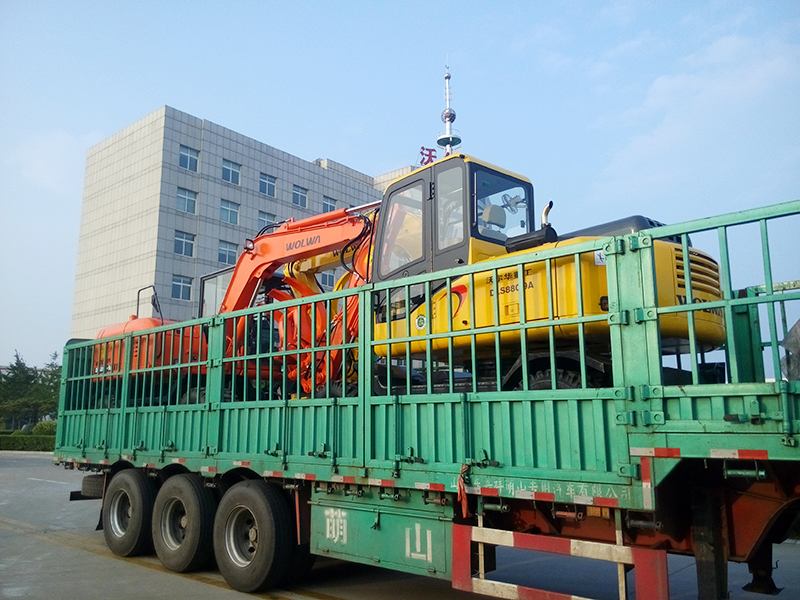 沃爾華集團2臺挖掘機裝車即將出口委內(nèi)瑞拉